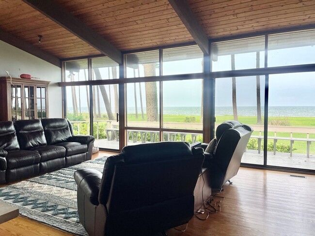 Building Photo - 4680 Peaceful Shores Dr