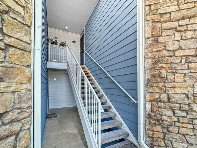 Building Photo - Charming 2-Bedroom Condo in Prime Location...