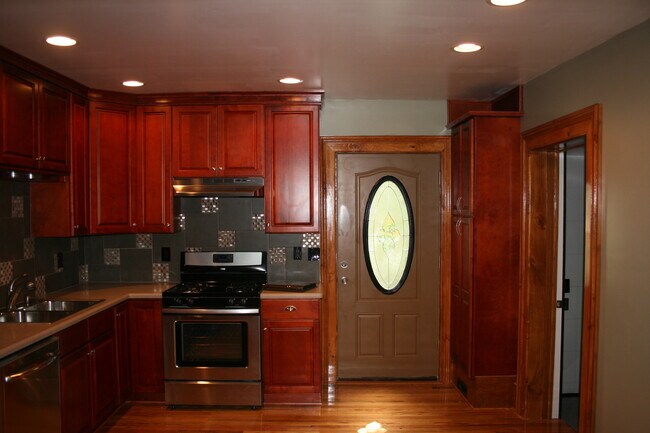 Building Photo - 196 Bristol St