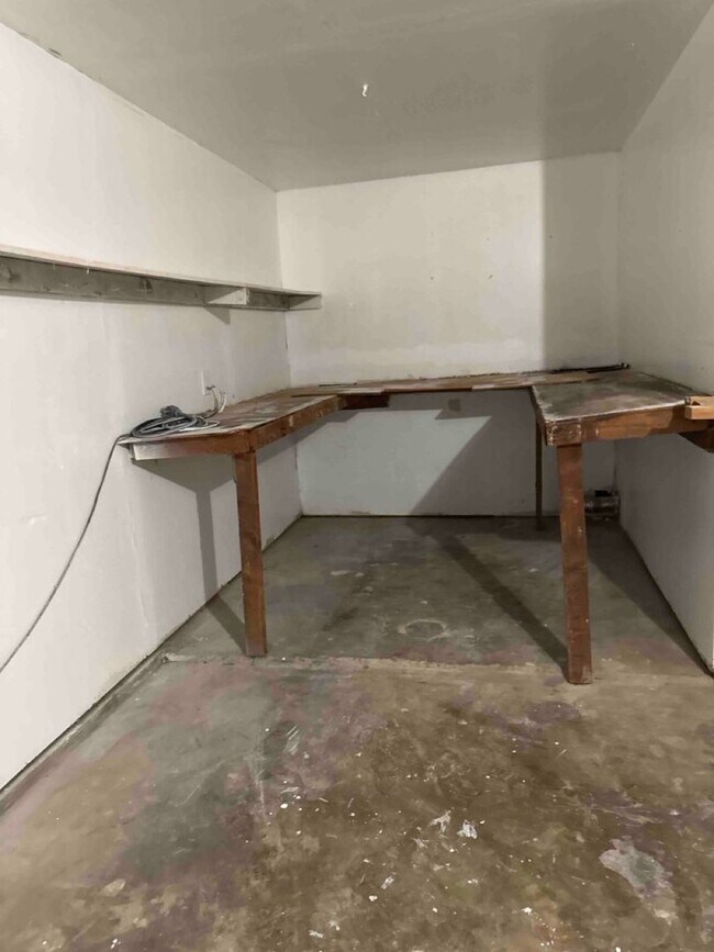 Building Photo - For Sale or Lease