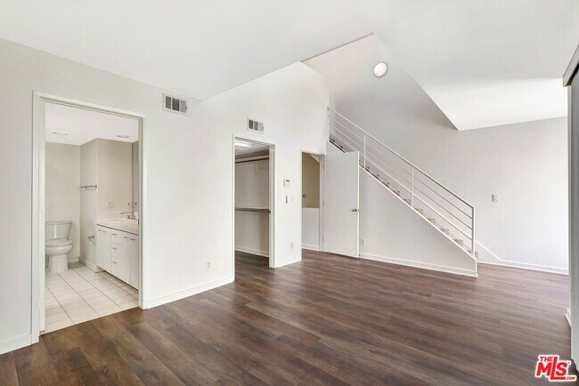 Building Photo - 811 21st St