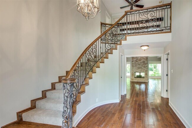 Building Photo - 211 Briarpark Dr