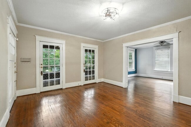 Building Photo - Beautiful 3-Bedroom Triplex in the Munger ...