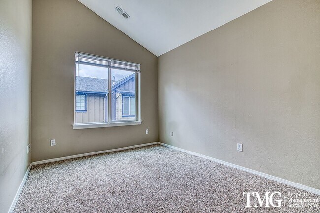 Building Photo - Gorgeous Four Bedroom Townhome in Hillsboro!
