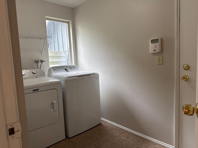 Building Photo - Dec special with January 1, 2926 move in. Beautiful Tri-level 4 beds, 2.5 baths plus den, within ...