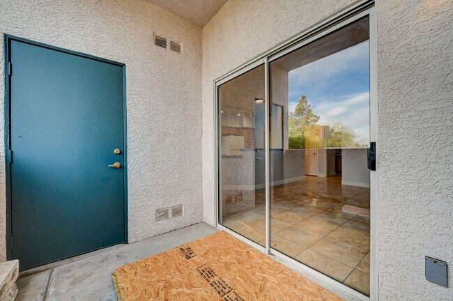Building Photo - Spacious 2 Bedroom Condo in Gated Community!