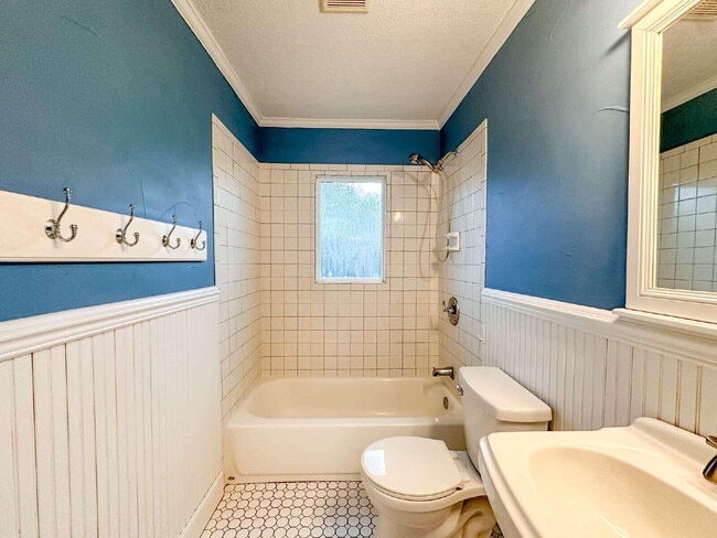 Building Photo - 2614 32nd St