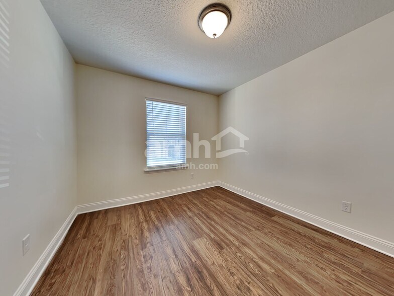 Building Photo - 3120 Creek Village Ln