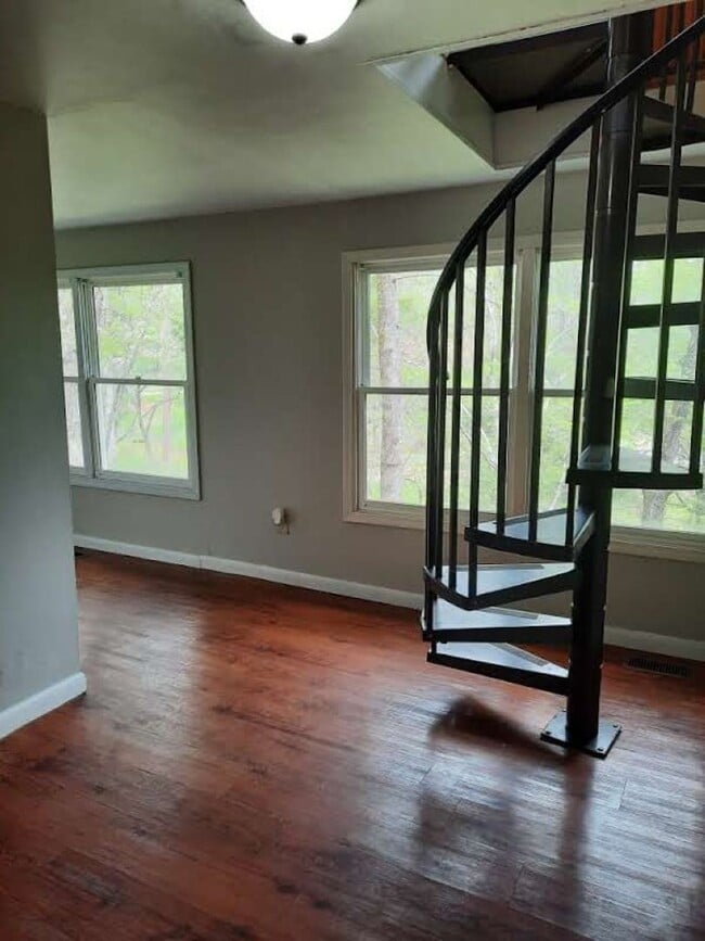 Building Photo - $1,500 - 2 Bedroom 1.5 Bathroom Cottage on...