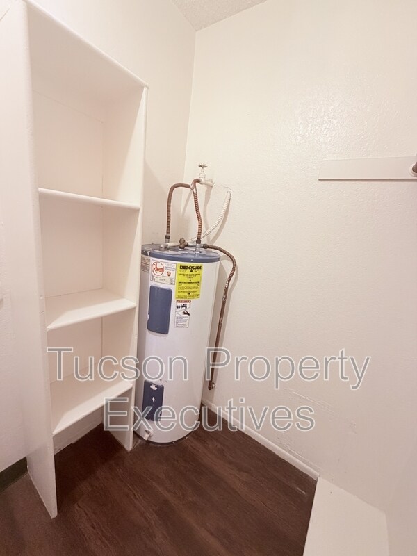 Building Photo - 660 S Tucson Blvd