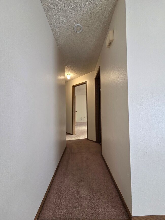 Building Photo - Spacious home with fully fenced yard!