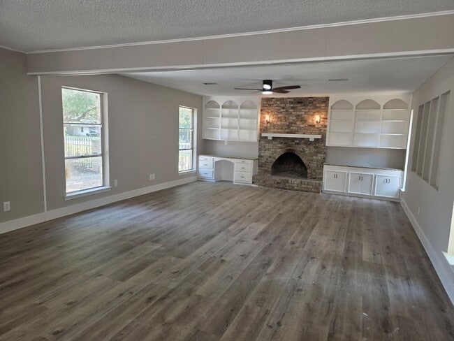 Building Photo - Charming 3-Bedroom Home on Spacious Lot Ne...