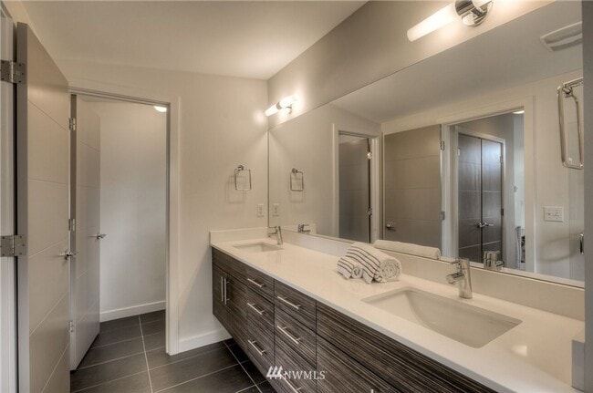 Building Photo - LIKE NEW LUXURY GENESEE PARK TOWNHOME AVAI...