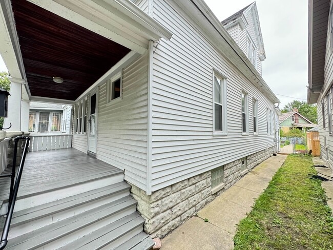 Building Photo - 2210 E Bennett Ave