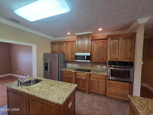 Building Photo - 3401 Hillcrest Dr