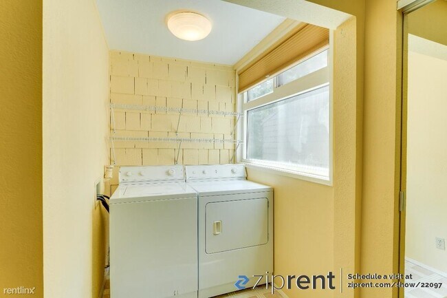 Building Photo - 2 br, 2 bath Condo - 13680 NE 69th St, Red...