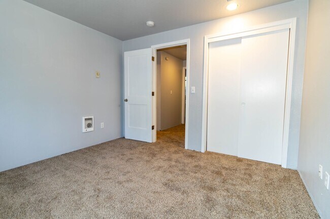 Building Photo - Large 2 bed 1.5bath townhouse