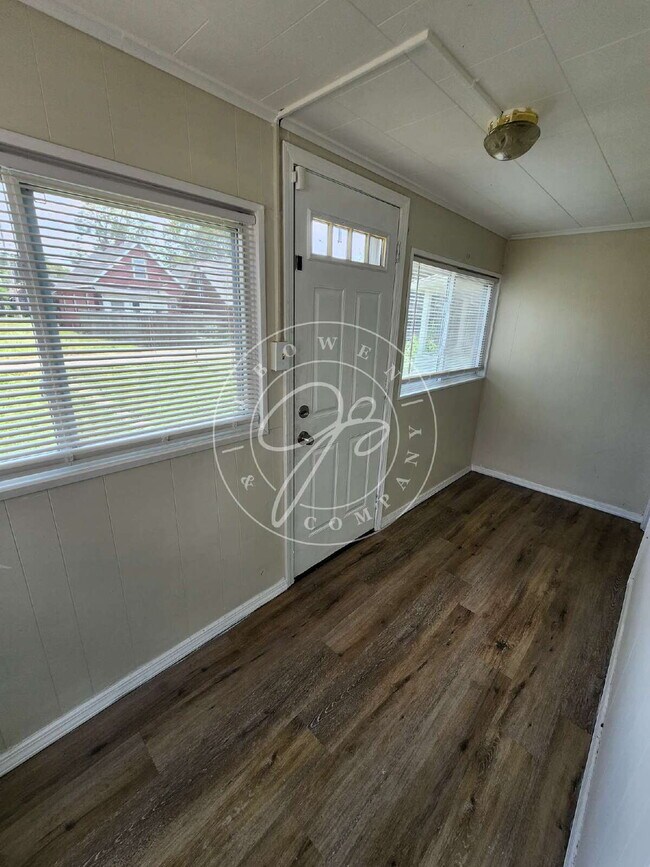 Building Photo - Adorable Updated 3 Bedroom Bungalow Near Downtown & Tony Packo's!