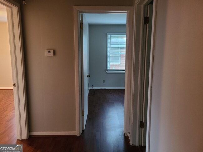 Building Photo - 2691 Fernwood Ave