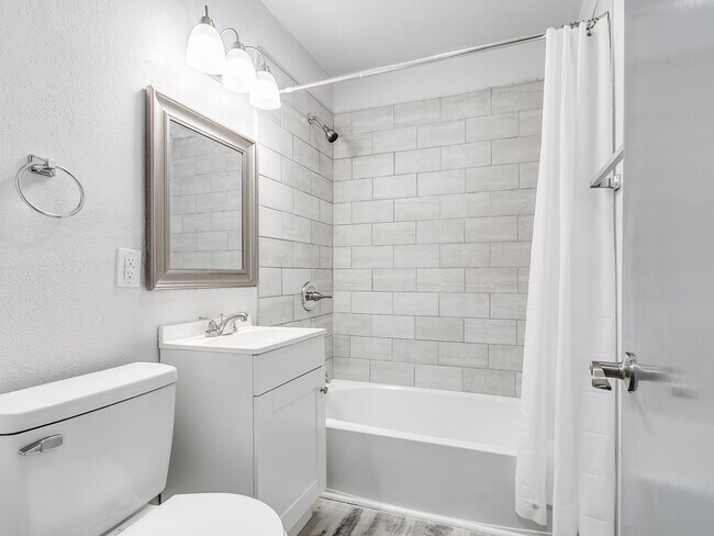 Building Photo - Freshly Renovated | 3 Bed | 2 Bath | Large...