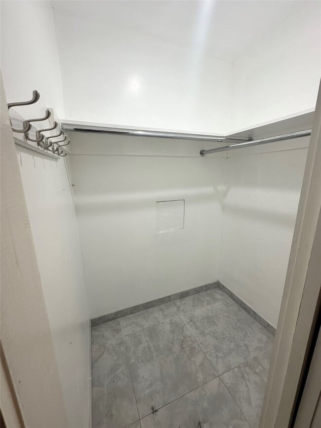 Building Photo - 10518 Pleasanton Dr