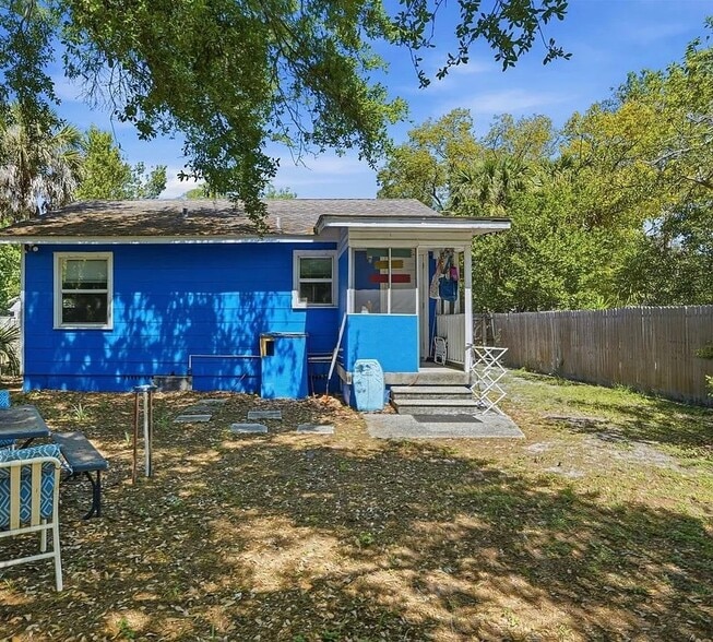 Building Photo - 527 Wildwood Way