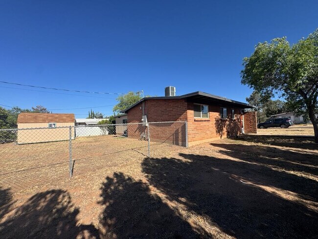 Building Photo - 4501 Pine Tree Dr