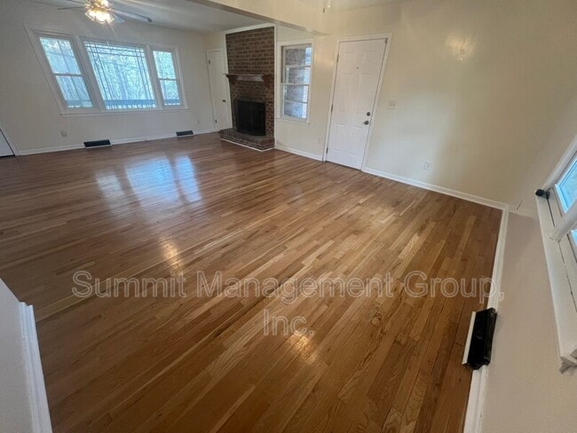 Building Photo - 8293 Lakeview Dr SW