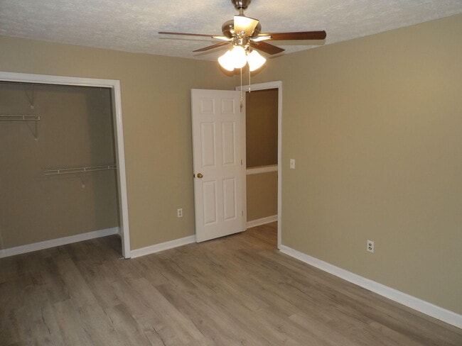 Building Photo - 244 Meadowview Dr