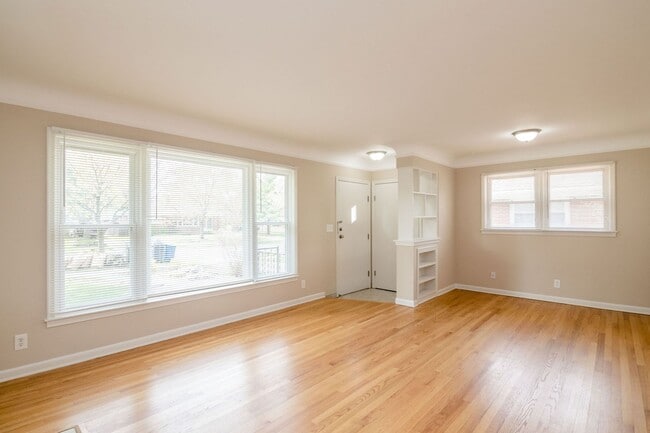 Building Photo - 1427 Woodland Dr