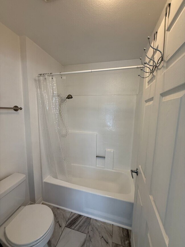 Building Photo - Modern 1BD/1BA Condo at The Met Warner Center! Ready for Move-In!