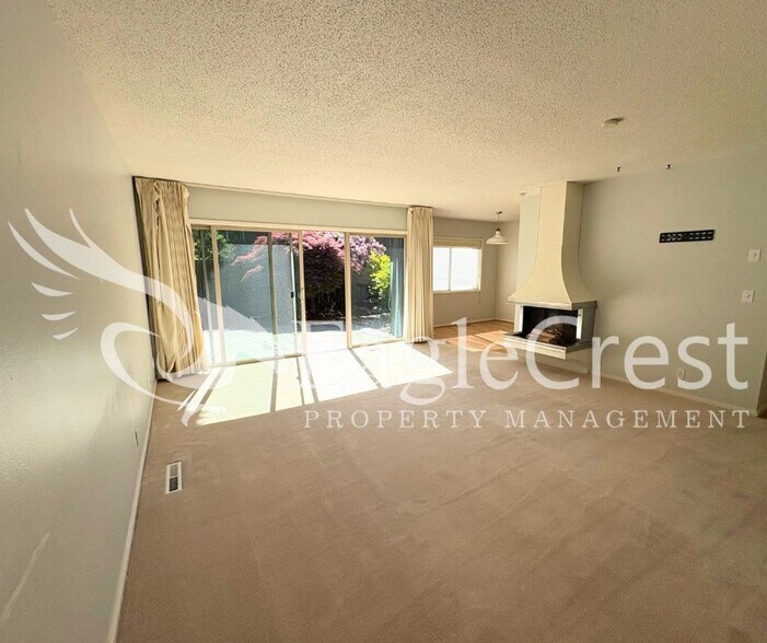 Building Photo - Convenient 3 Bedroom 2 Bathroom Condo Living With POOL Access