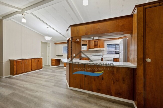 Building Photo - 3 Bedroom 2 Bathroom Home with Carport Available in Coeur d'Alene!