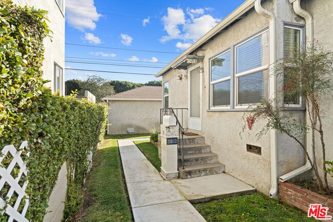 Building Photo - 1/2 Ocean Park Blvd