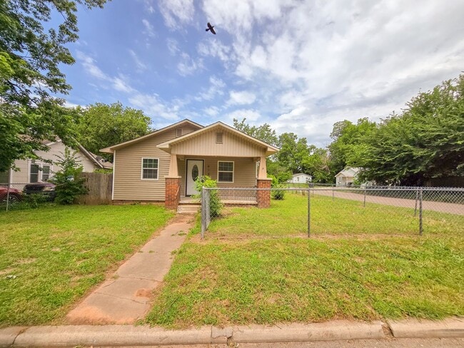 Building Photo - 3 Bedroom, 1 Bath Home in Shawnee!