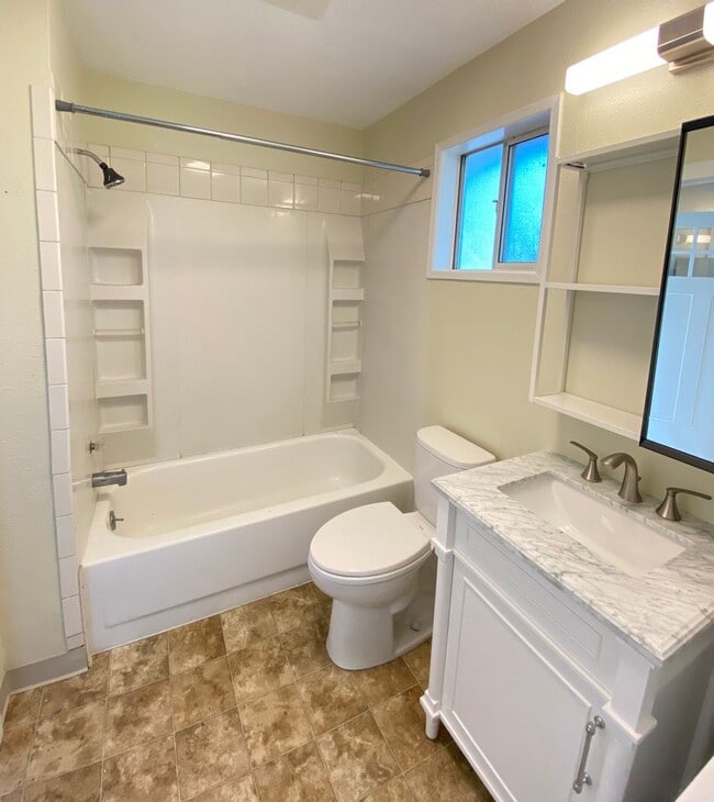 Building Photo - $1,600 - 2 Bed / 1 Bath Spacious House in Latah Valley Neighborhood