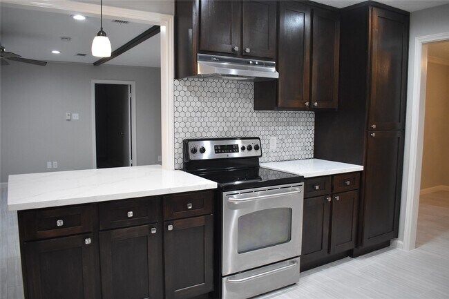 Building Photo - 3110 Springhill Dr