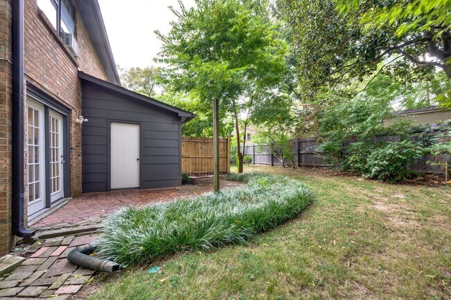 Building Photo - Awesome 2BE/1.5BA duplex in fantastic location in Nashville!