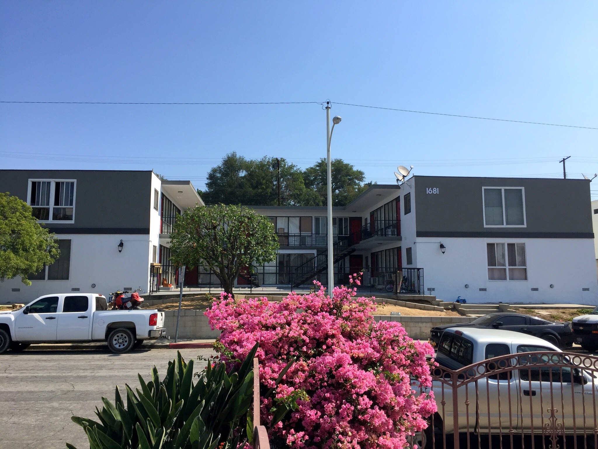 Building Photo - 1681 College View Dr