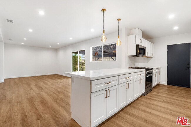 Building Photo - 15836 Chatsworth St