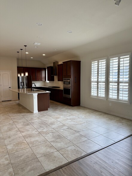 Kitchen - 2501 Temple Dr