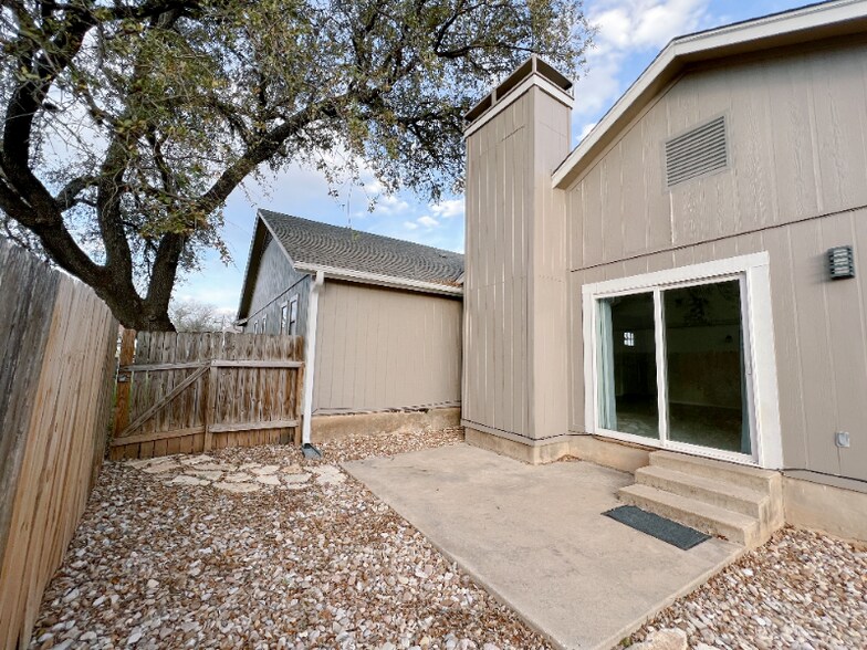 Building Photo - 1602 Dale Cove