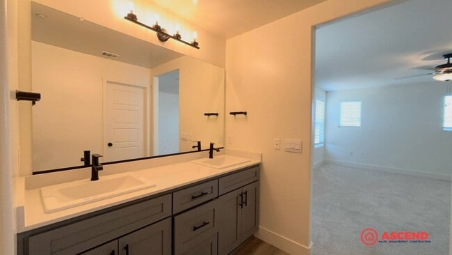 Building Photo - Lovely Home Near Frontier Highschool!