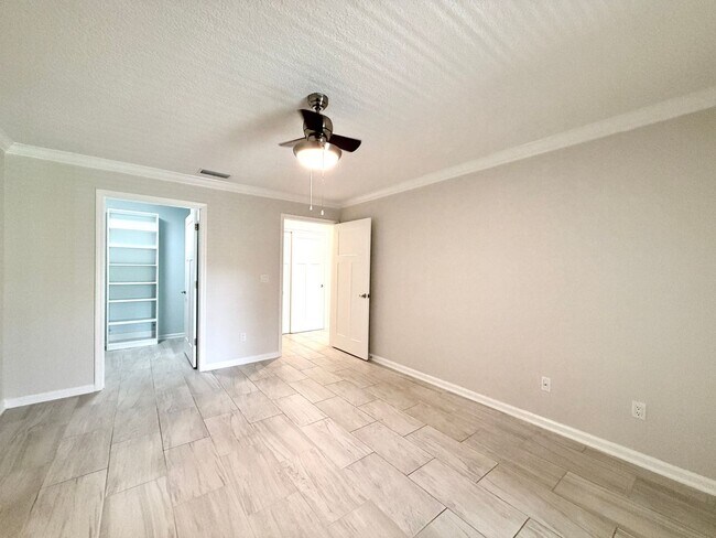 Building Photo - 500 Sandiron Cir