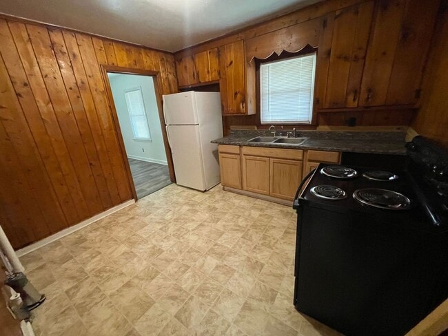 Building Photo - 3 bedroom 1 bathroom house available