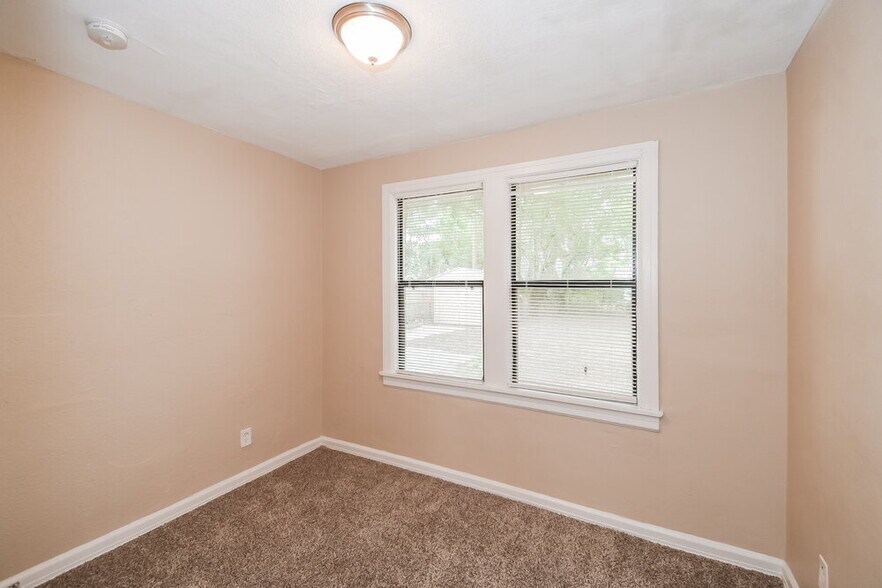 Building Photo - 346 W 68th St