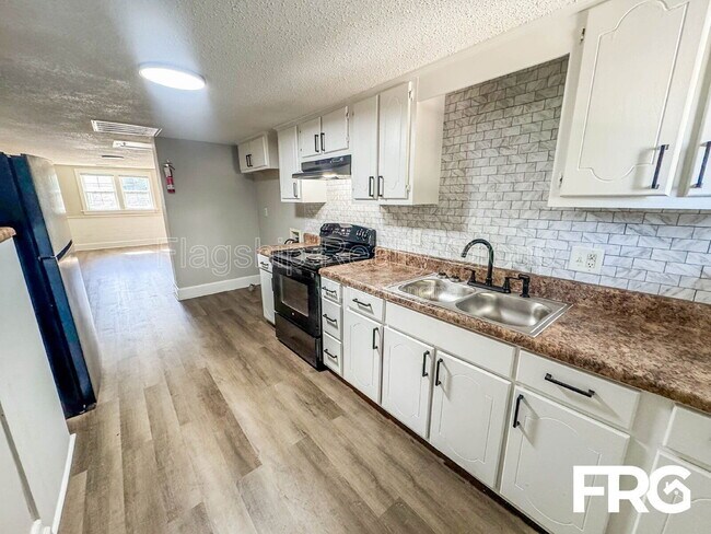 Building Photo - 600 Howell St