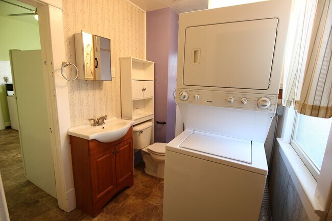 Building Photo - 2 Bed 1 Bath + Garage and Yard