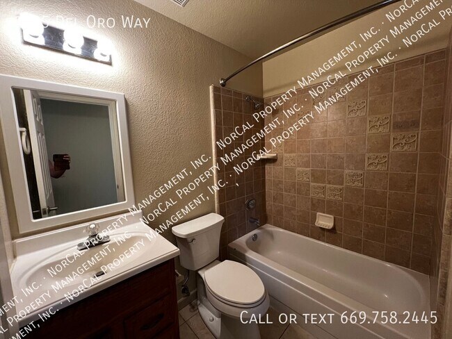 Building Photo - 1125 Del Oro Way