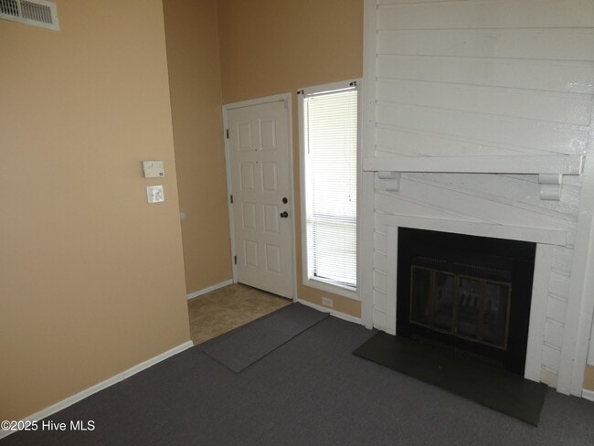 Building Photo - 207 Village Dr